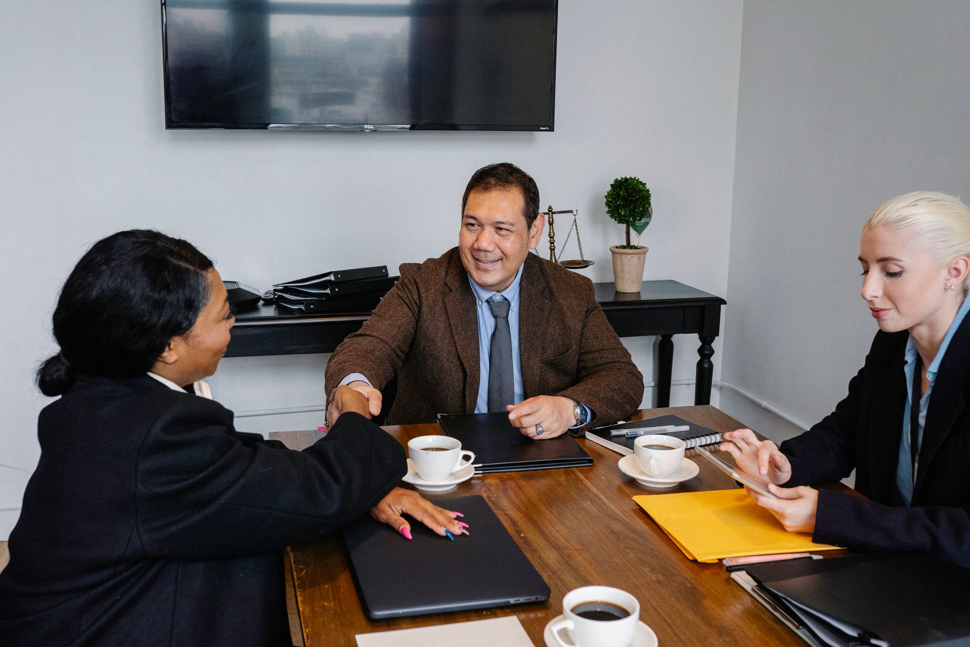 Hiring manager and consultant reaching agreement across a desk